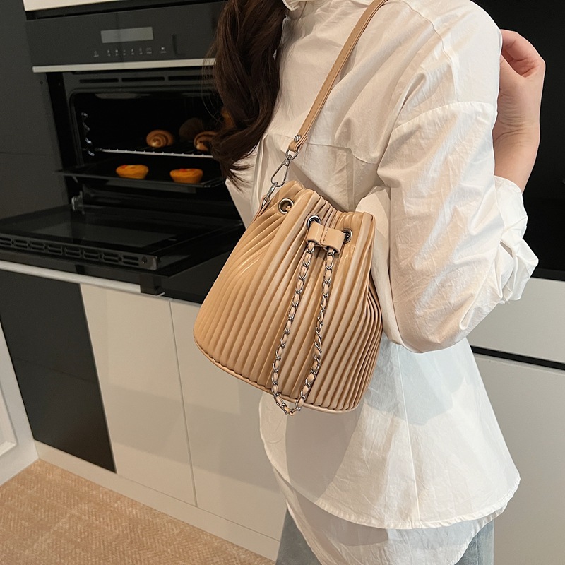 Bolso de cubo con cordón plisado de diseño de nicho transfronterizo para mujer 2025 nuevo bolso de mensajero de un solo hombro de moda de verano y coreano
