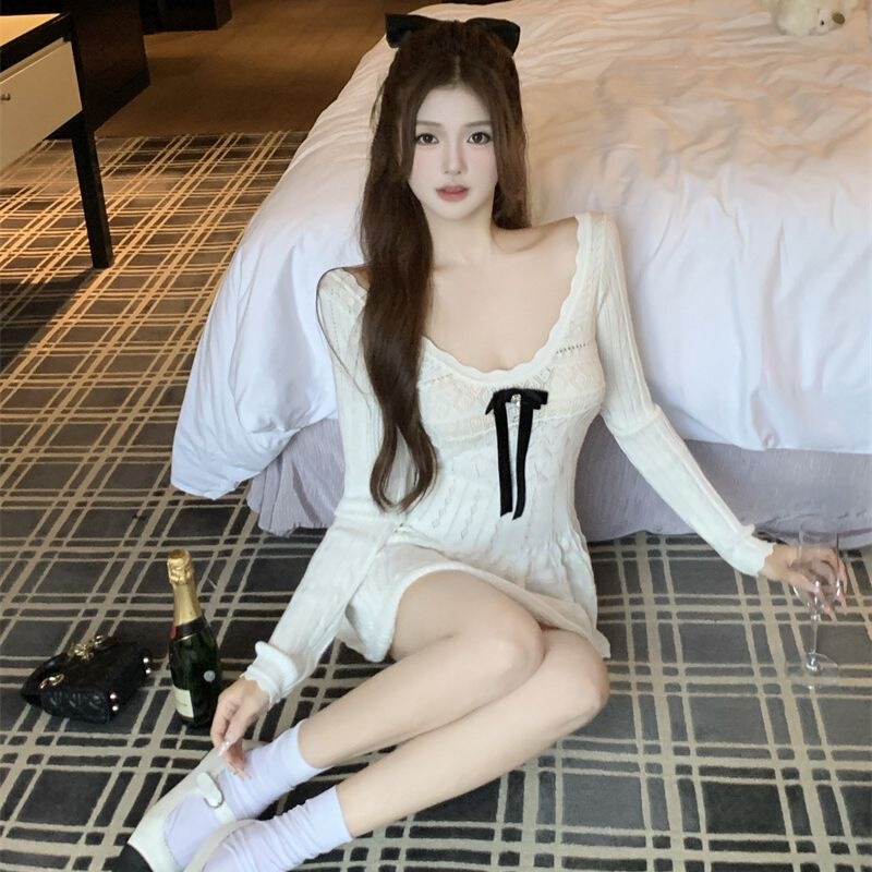 Long-sleeved knitted summer dress, sexy lace-up, sophisticated style, elegant dress with floral accessories, white, one size fits all