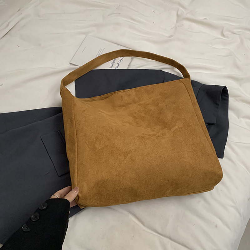 Bolsas retro retro de gran capacidad mate 2024 otoño y invierno nuevas bolsas de hombro casuales suaves bolsas de viaje explosivas
