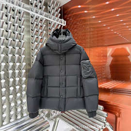 高版本P家25FW新款包包三角标装饰连帽羽绒服男女同款百搭OS版型