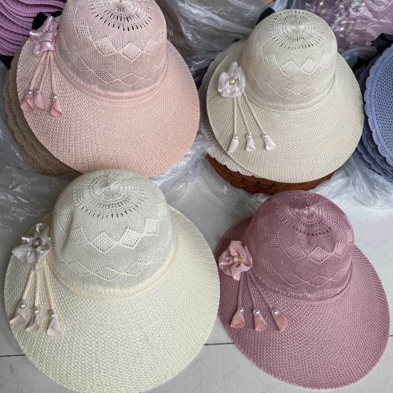 Summer beach sun hat solar-powered