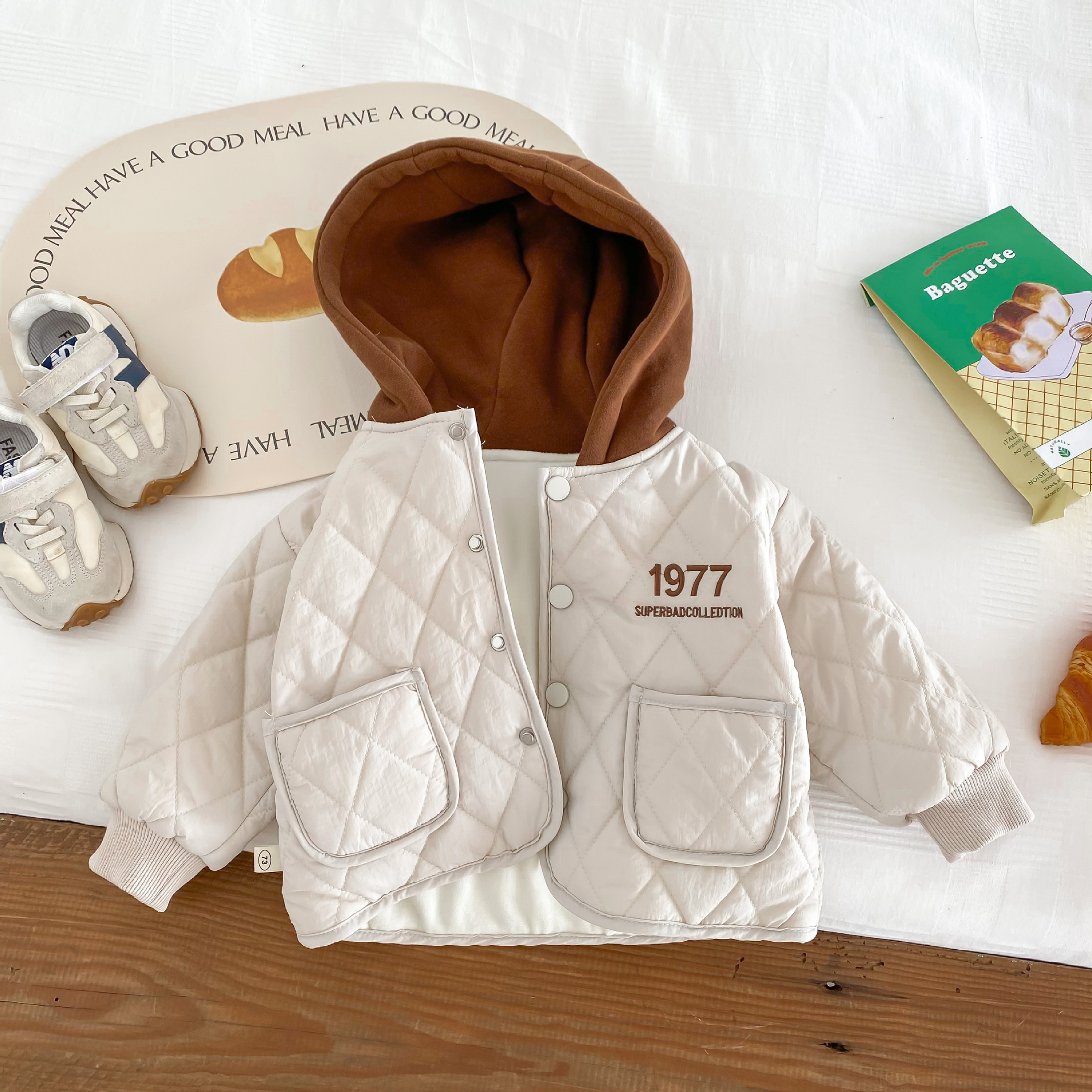 Abrigo acolchado de algodón engrosado con capucha para niños de 0 a 5 años de edad para niños de invierno chaqueta acolchada de color de contraste de estilo coreano para niños de moda BY184