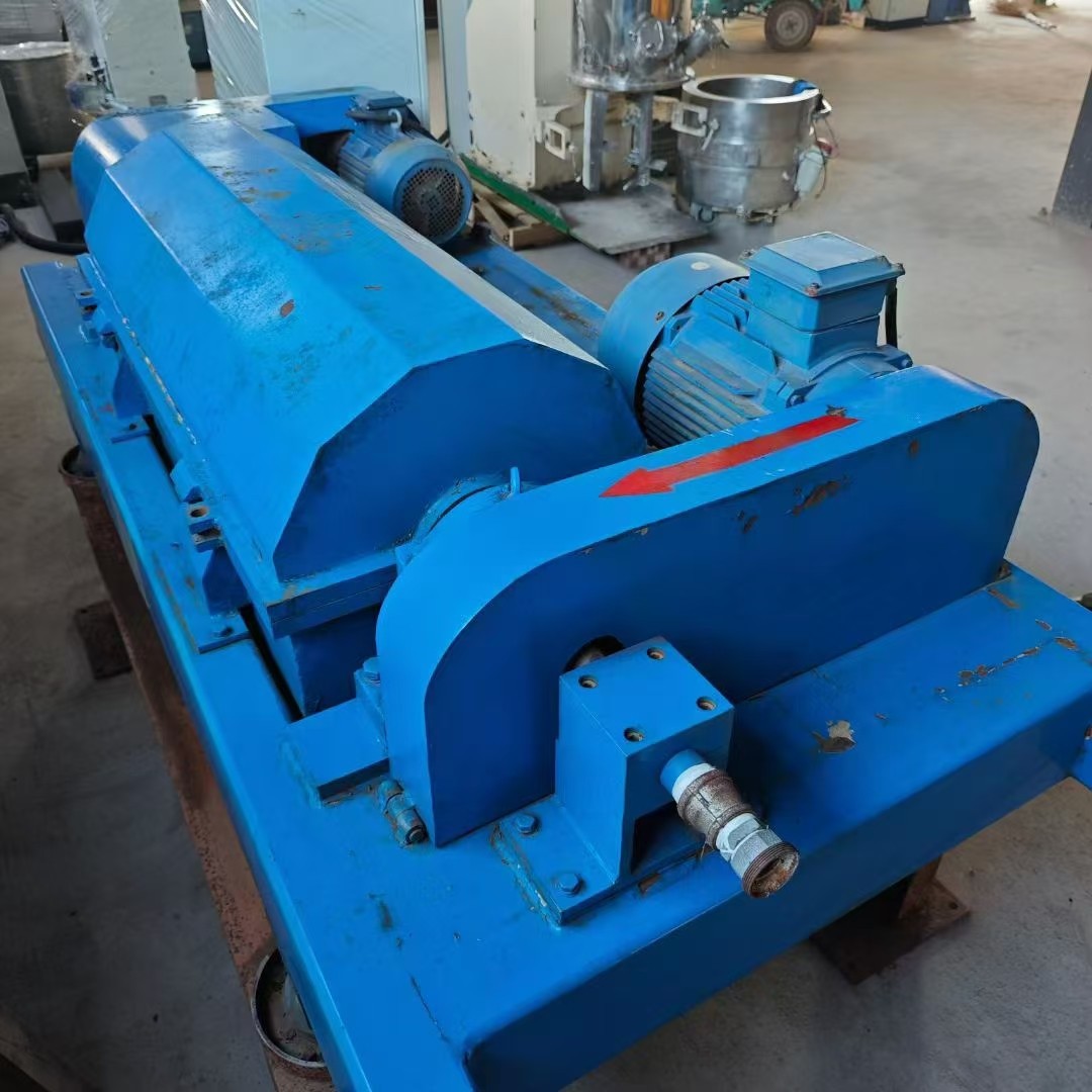 浙江丽水蓝海350碳钢卧螺离心机，原厂电柜，两项分离