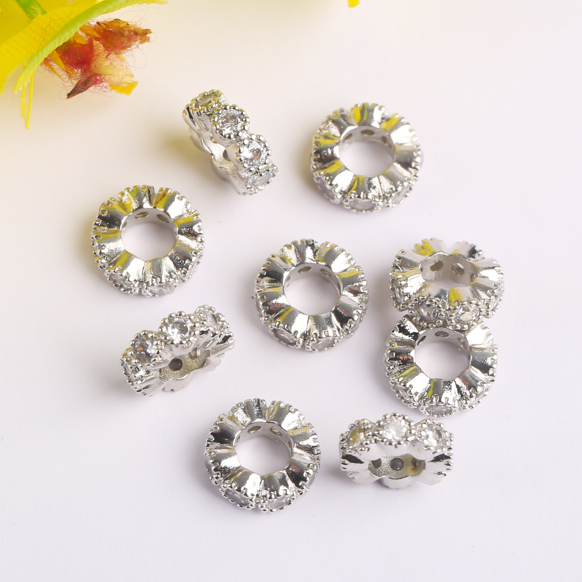 18k包みの金の保色の小さいのはジルコンの大きい穴のドリルのリングのビーズのスペーサーのdiyのアクセサリのペンダントのブレスレットの女性を入れます。