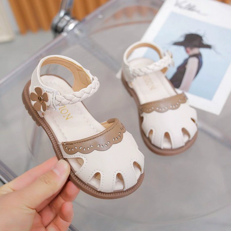 Детские сандалии для девочек 2024 новые летние детские ботинки мягкая подошва нескользящая голова принцесса маленькая девочка летняя обувь