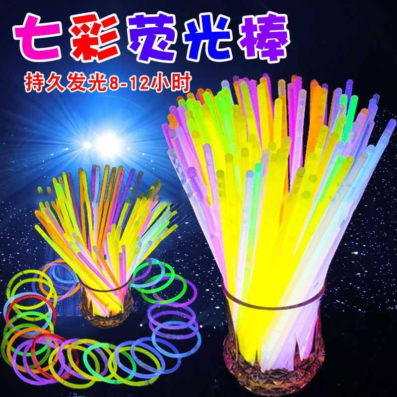 Yiwu pequeño mercado nocturno de productos básicos plaza de puestos de niños iluminados collar pequeños juguetes puestos empujando el parque de la red fuente de bienes