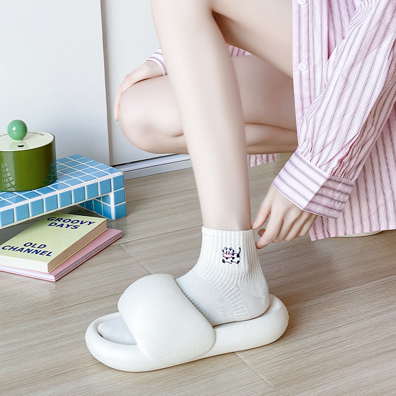 Calcetines de mujer de verano delgado algodón anti-bollar calcetines lindas vacas bordadas calcetines de mujer Zhuhai al por mayor