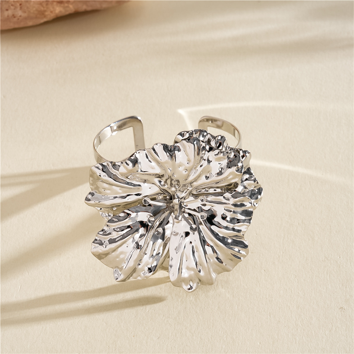 Europa y Estados Unidos transfronterizos metal plegado flor pulsera de doble capa anillo simple exagerado pulsera nicho de alta sensación joyas