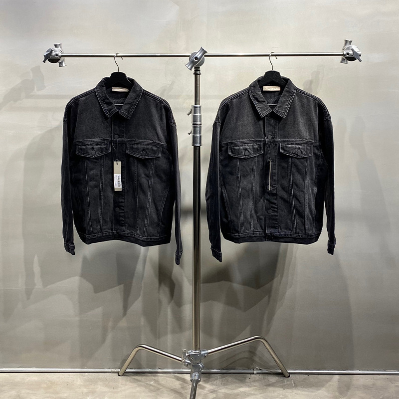 Chaqueta vaquera holgada estilo vintage lavada ESSENTIALS de la colección Otoño 23, marca de moda urbana FOG