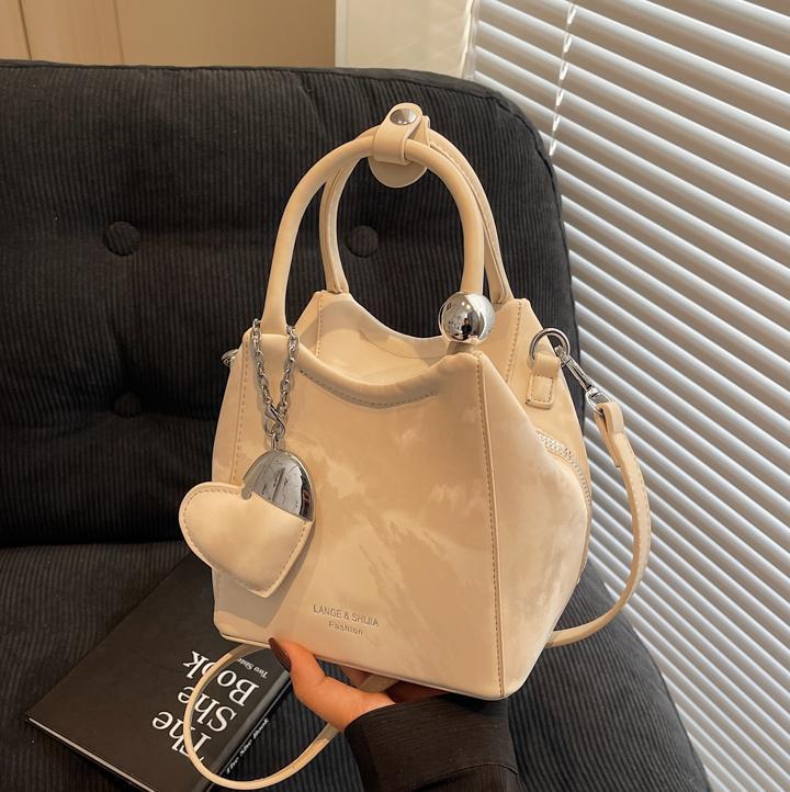 Nicho de diseño de bolsas de cubo de mano para mujeres 2025 nuevo estilo coreano bolso de hombro universal de moda retro bolso de mochila