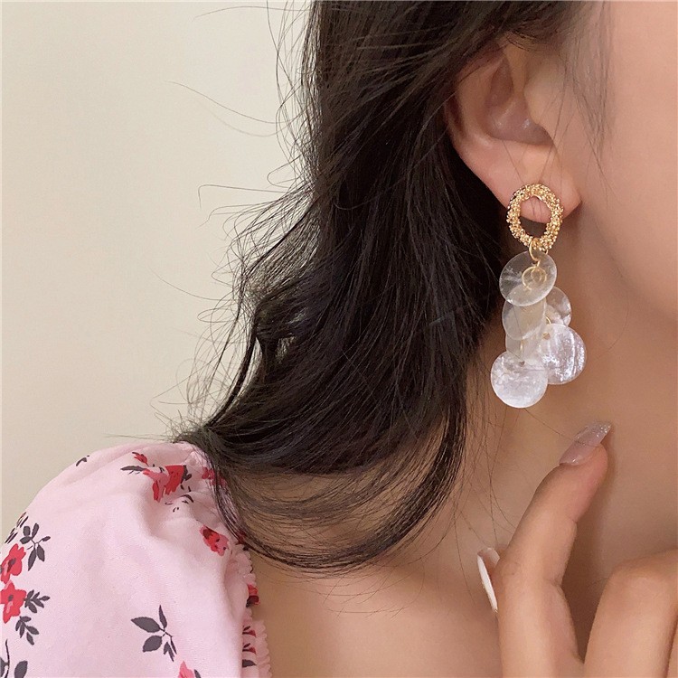 Pendientes de borla de concha blanca redonda con aguja de plata Pendientes de todo fósforo de moda de estilo de vacaciones Pendientes de alta gama de nicho al por mayor