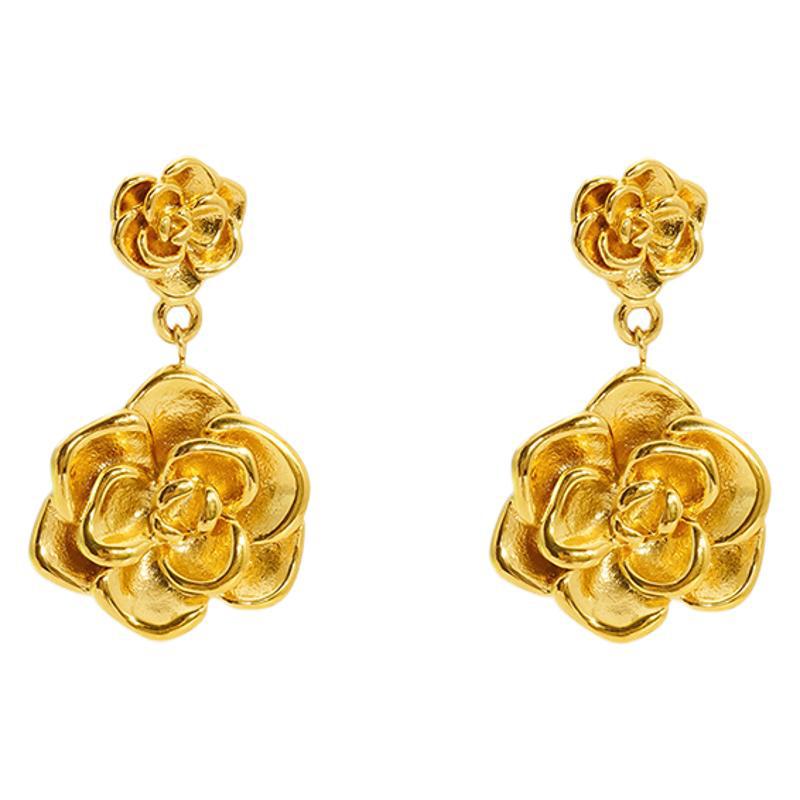 Europa y América de estilo femenino de oro 18K de acero inoxidable colgante de rosa pendientes de moda de alta calidad personalidad pernos de flores al por mayor