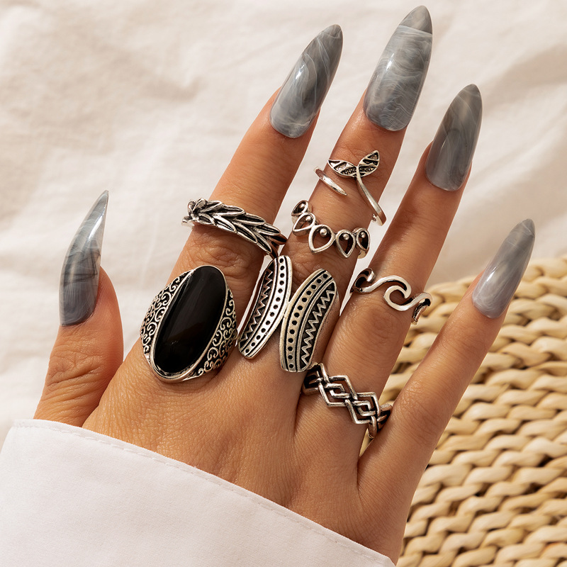 Retro Black Oil Drip Ring Set Fishtail Geometric Hollow Seven-piece Ring display picture 2