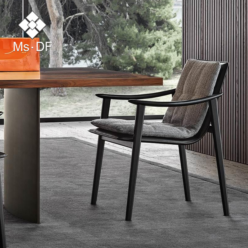 现代轻奢实木椅子带扶手设计师新款家用餐厅布艺马鞍椅意式餐椅