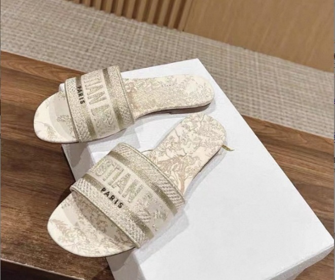 2025 verano D casa pantuflas bordadas mujeres que usan ropa exterior celebridad de Internet playa piel de oveja con zapatillas de diamantes de imitación de tacón medio mujeres