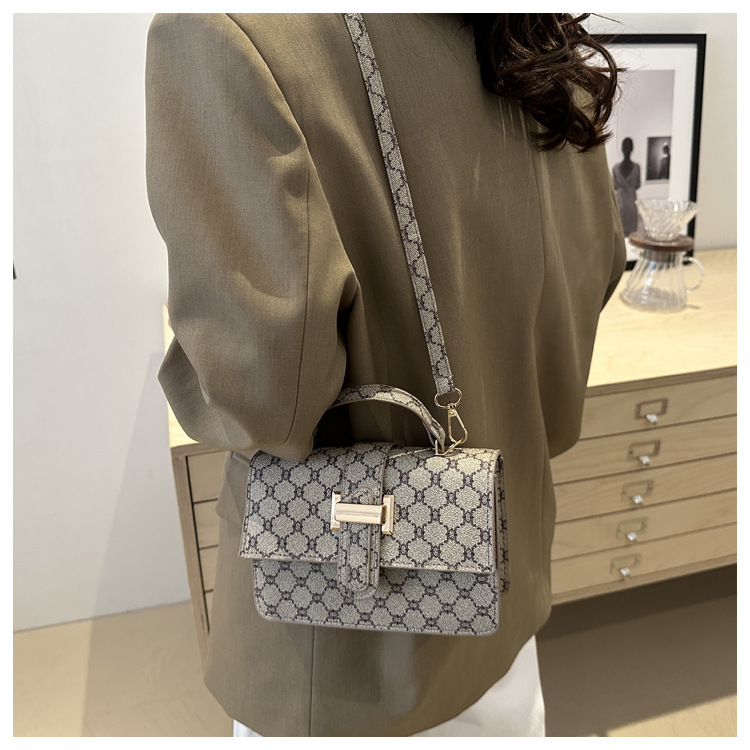 The 2024 new women's bag features a high-end texture, a niche and fashionable style, a retro and versatile small square bag, and a hand-held shoulder crossbody bag undefined