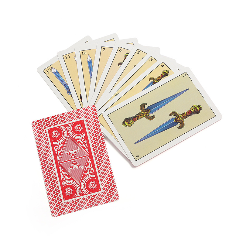 Fabricante español de naipes de plástico tipo caja negra produce y vende al por mayor naipes hechos a mano específicamente para juegos de cartas.