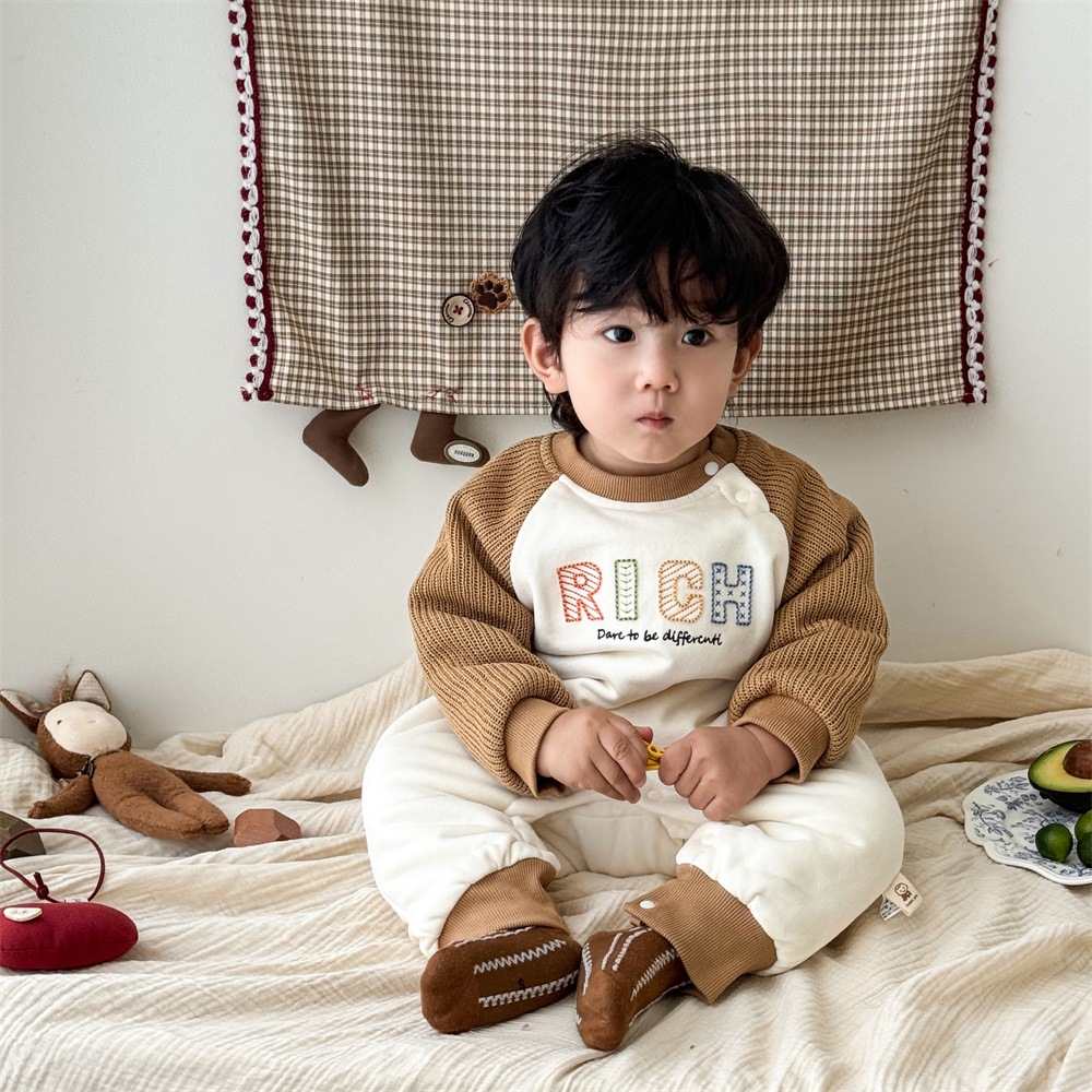 Versión coreana del bebé que sale en otoño e invierno mono recién nacido color de contraste más mameluco de terciopelo-0,2 años de edad bebé traje de escalada de finales de otoño