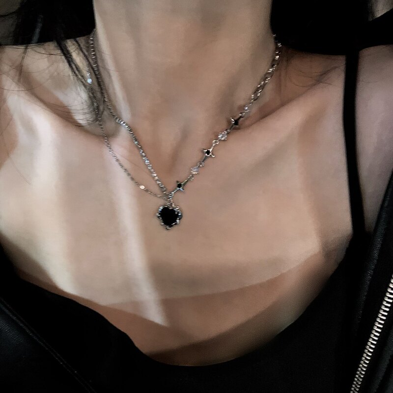 A Must-Have for Hot Girls! Versatile and Stylish! Black Heart-Shaped Necklace, Elegant Socialite Collarbone Chain, High-End Neck Chain for Women, Trendy