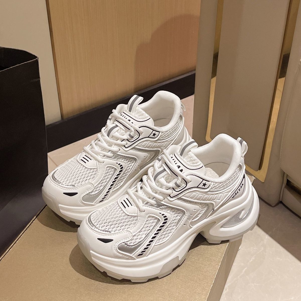 Red frita calles de plata de fondo grueso zapatos de papá para mujeres 2024 otoño nuevos zapatos de deporte casuales transpirables de alta calidad