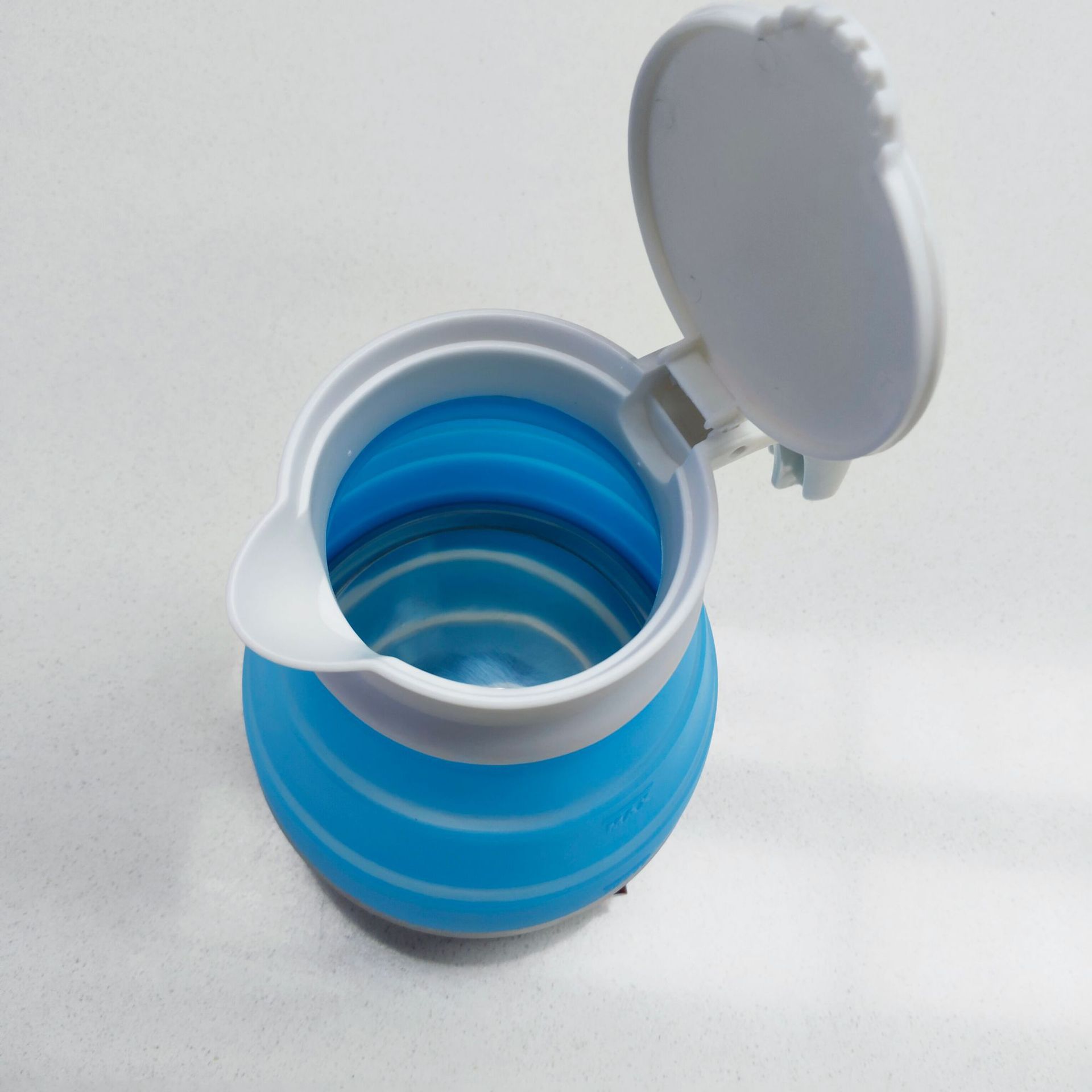 Comercio exterior exportación de hervidor eléctrico doméstico 0.6L hervidor de agua de pequeña capacidad hervidor de agua de alta potencia hervidor de agua plegable de plástico kettle