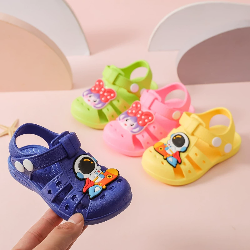 Детские сандалии 2024 Новые летние пляжные тапочки для маленьких девочек и мальчиков с закрытым носком и мягкой подошвой