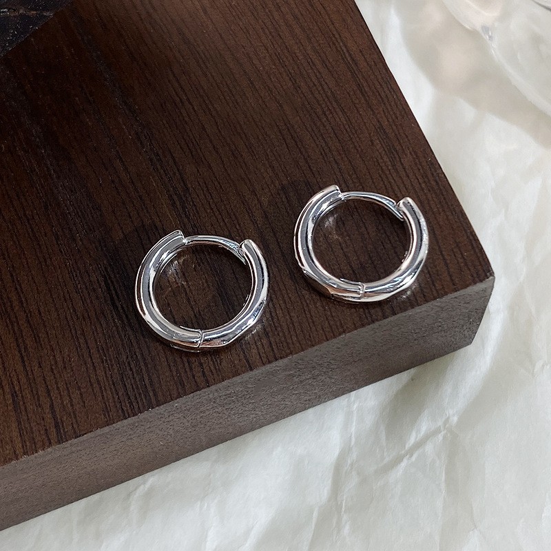 Nuevos desplazamientos de moda con pendientes de círculo grande, ligero y lujoso, temperamento femenino de alta gama, botones para los oídos, Orejeras de círculo vegetariano, agujas para los oídos