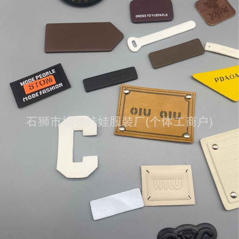 2025服装滴塑标潮牌家纺箱包鞋帽透明环保硅 胶标立体P V C胶章软