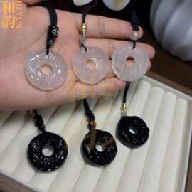 1天然黑曜石双貔貅吊坠白玉髓双平安扣抖音快手男女项链扣玉石