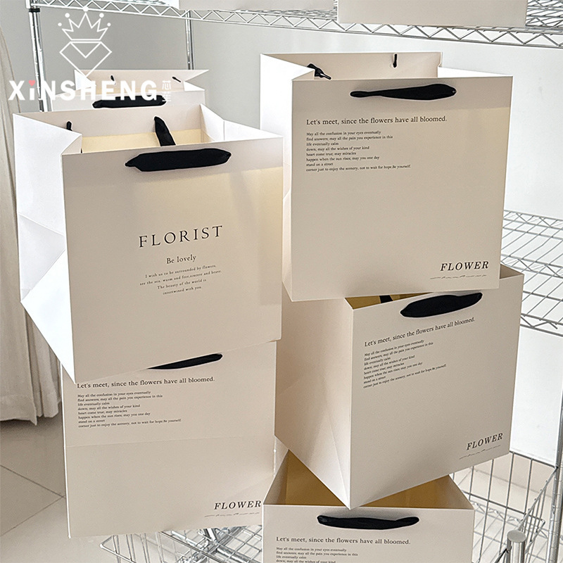 Xinyou High-End Pure White English Handbag Flower Arrangement Holiday Gift Packaging Bag Floral Handmade DIY Materials Xinyou High-End Pure White English Handbag Flower Arrangement Holiday Gift Packaging Bag Floral Handmade DIY Materials