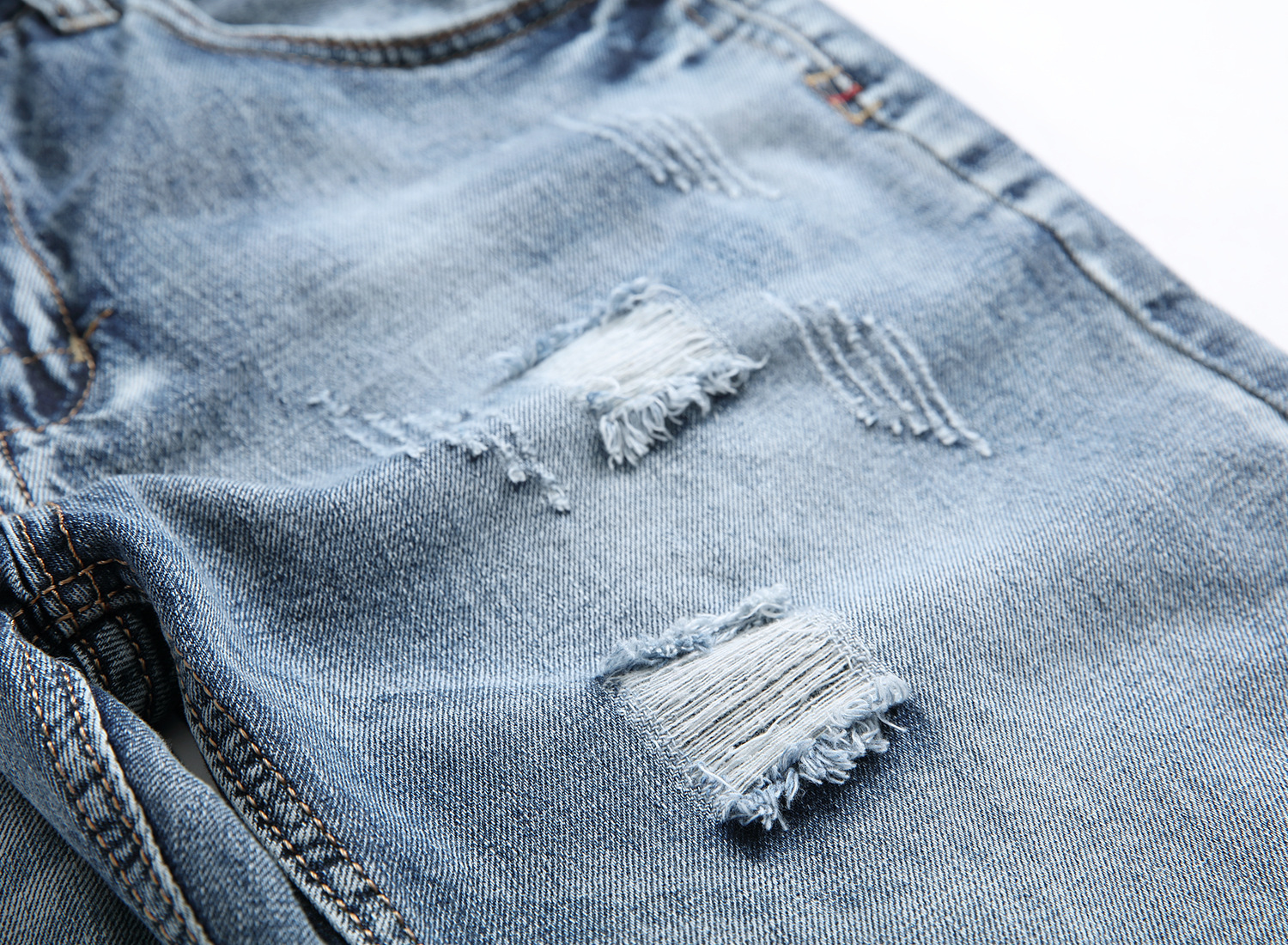 Pantaloncini estivi da uomo in denim di cotone strappato e forato, di colore chiaro, di media lunghezza, aderenti_voghion.com