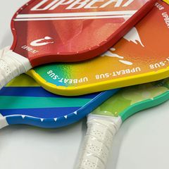 国境を越えて起爆したピクセルラケットには、3つのラケットエッジ保護シールが付属しているバックテープ23MMが貼られています