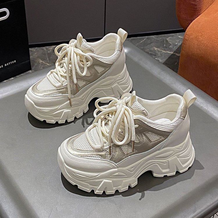 Zapatos blancos transpirables de malla de altura interior de suela gruesa 2026 verano nuevos zapatos de papá ligeros zapatos deportivos casuales