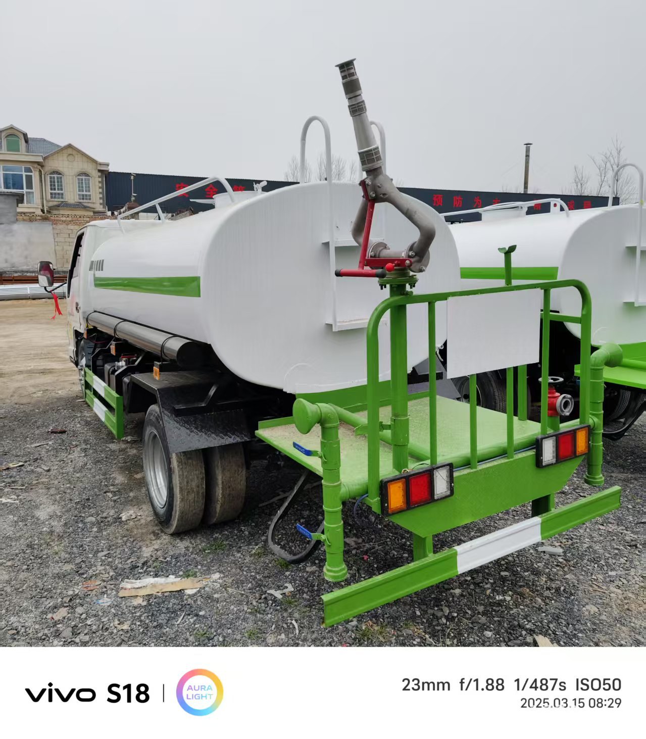 Dongfeng 13-Cubic Meter Sprinkler Truck, Large Sprinkler Truck, Fog Cannon Sprinkler Truck, Can Wash Trees, Irrigate Orchards, Sprinkler Truck