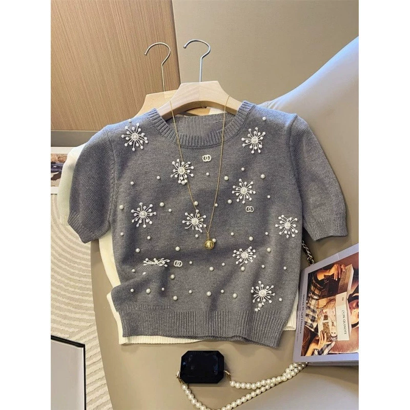 2025 Летний ледяной шелк нежный ветер тяжелый, бисер с короткими рукавами вязаный свитер женский новый белый темперамент с круглым вырезом