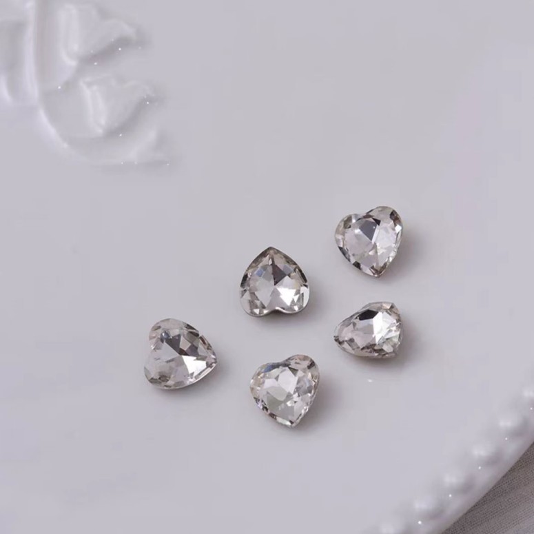 Pointed bottom white 6*6 hearts