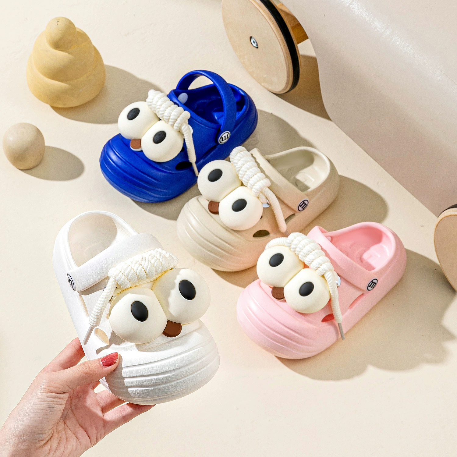 2025 Новый стиль детская пещерная обувь женская мультяшная противоскользящая средняя детская тапочки