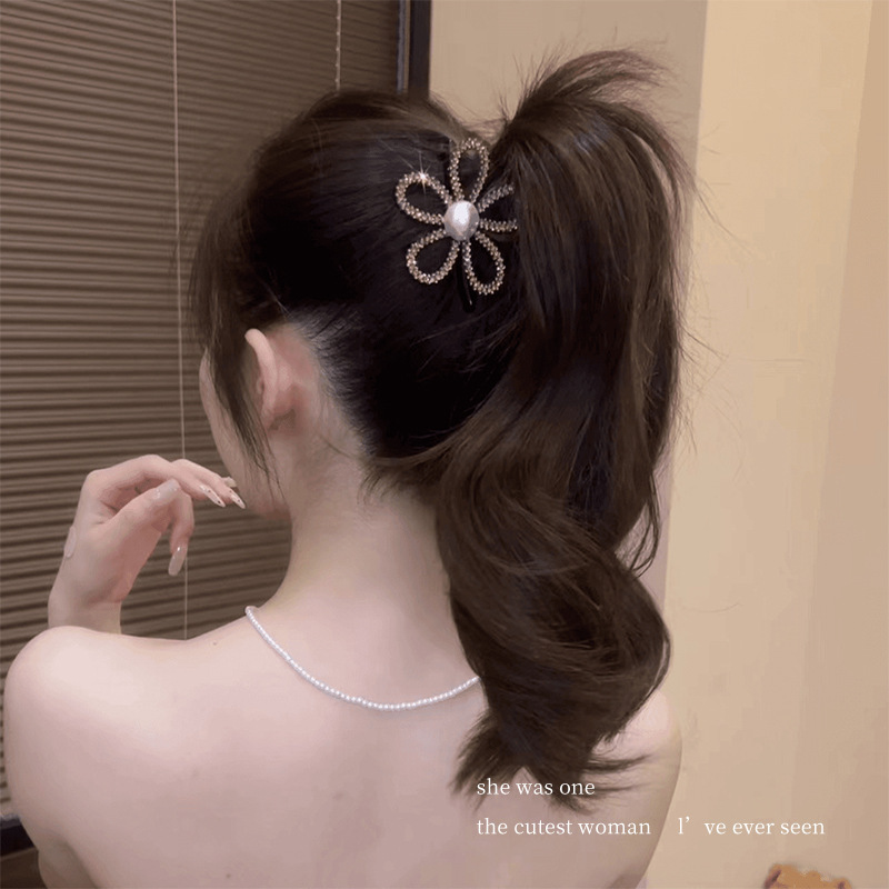 韓国版の透かし彫りの花は高い馬尾を挟んで固定して後頭部のサメを挟みます。|undefined