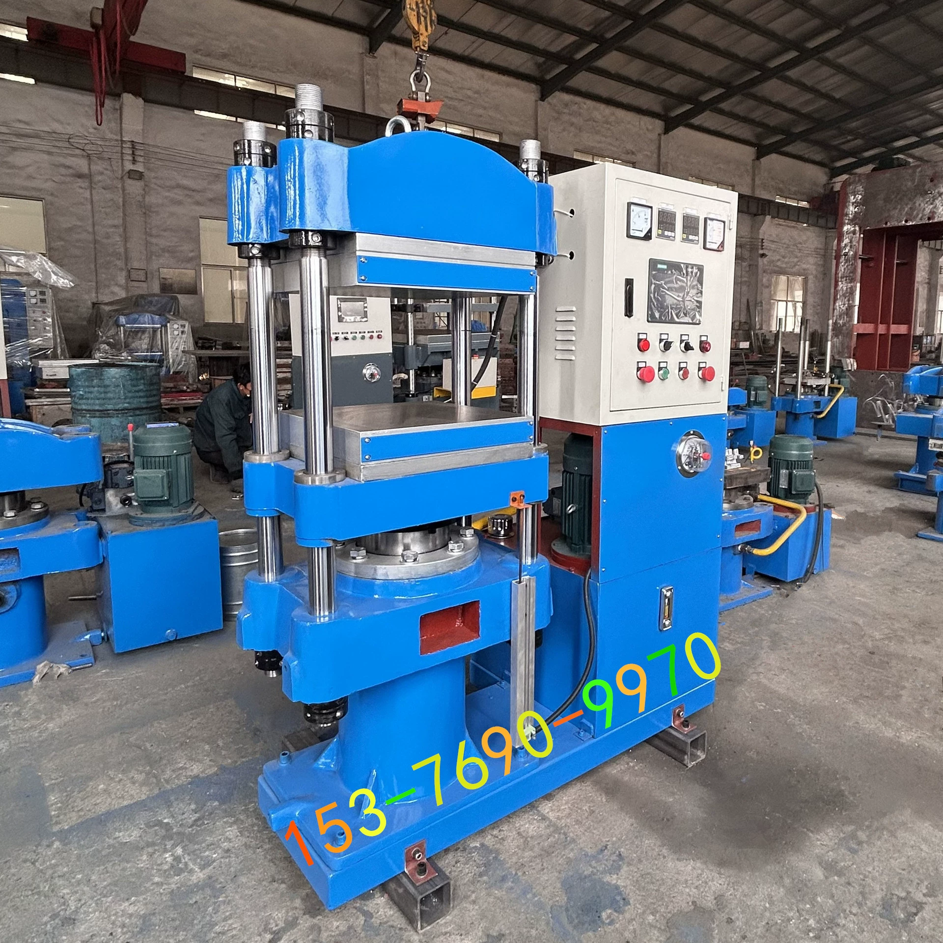 50-тонный автоматический вулканизатор для горячего прессования углеродного волокна с сегментированным контролем температуры и давления.