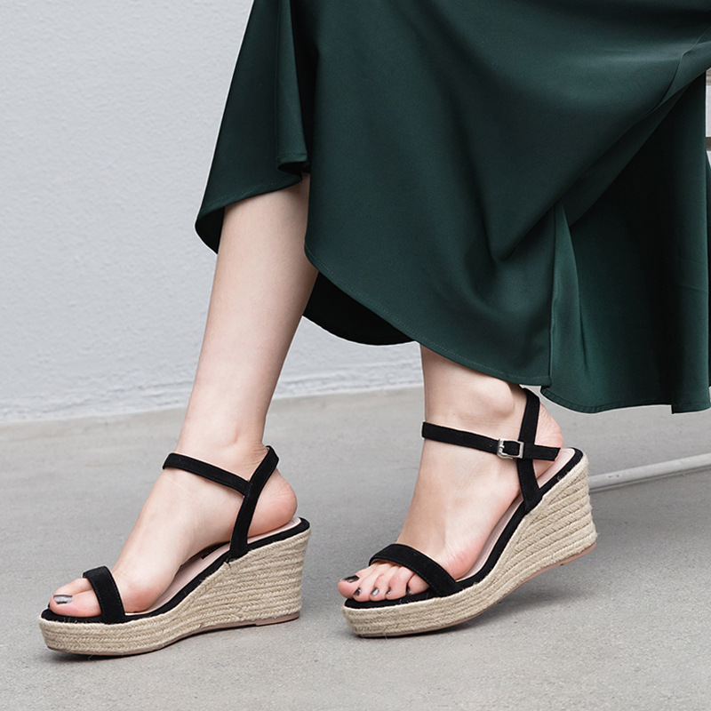Sandal nữ quai ngang hở mũi gót cao 7 cm đế rơm — Màu đen