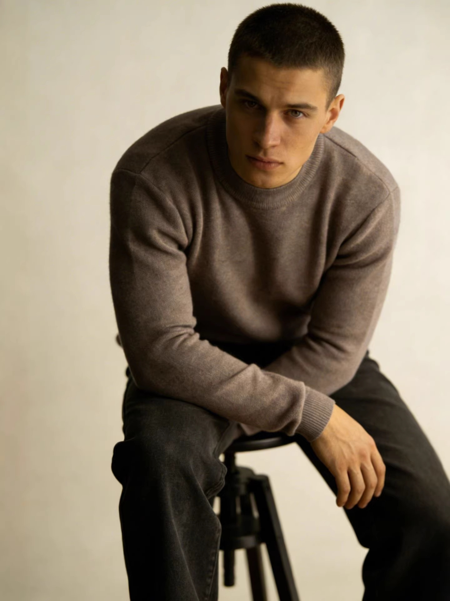 Hombres un suéter de cuello medio alto de vello camisa de punto 2025 otoño y invierno nuevo estilo de vello de cuello medio chaqueta de moda de hombre