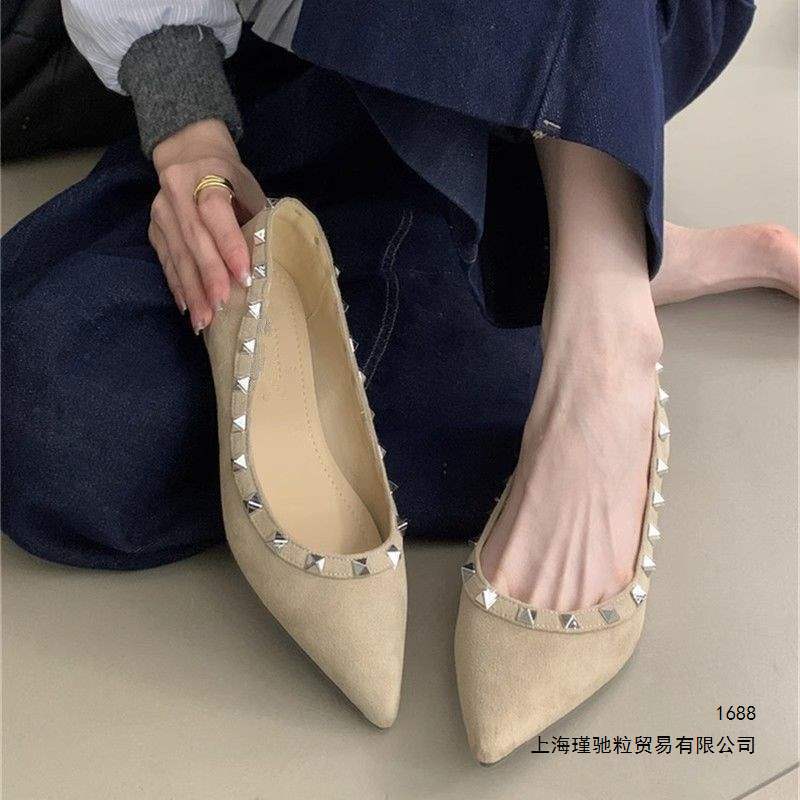 Stylish Studded Pointed Toe Soft Sole Ballet Flats 2026 New Style Shallow Mouth Chanel Style Flat Loafers