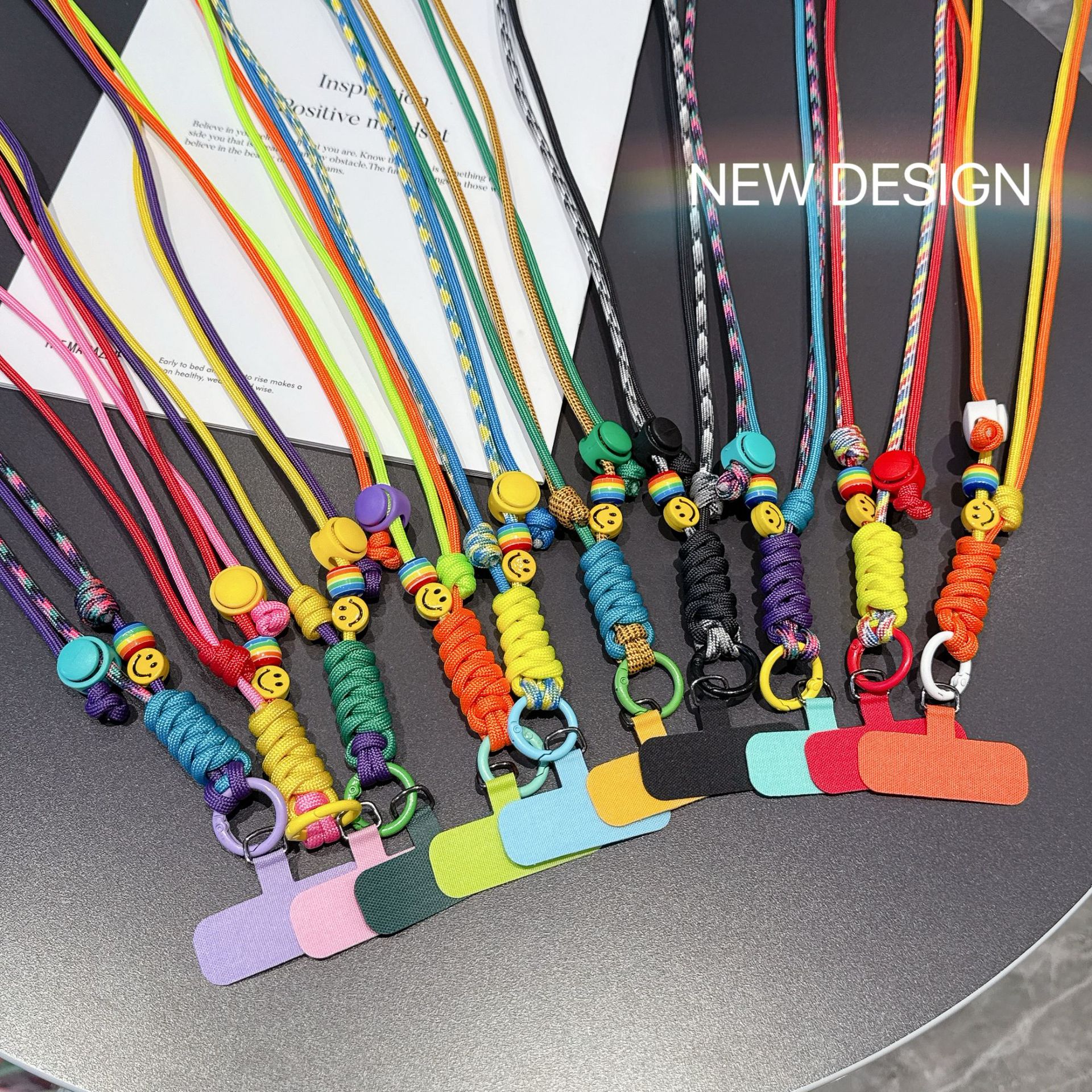 Colgante de teléfono móvil creativo largo colgante de cuello trenzado colgante de cara sonriente llavero de tendencia de color bicolor