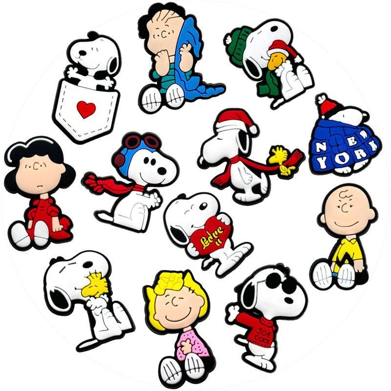 Cute Snoopy 12 holes shoes shoes flower shoe buckle PVC sole buckle hole shoes diy accessories hot sale Cute Snoopy 12 holes shoes shoes flower shoe buckle PVC sole buckle hole shoes diy accessories hot sale