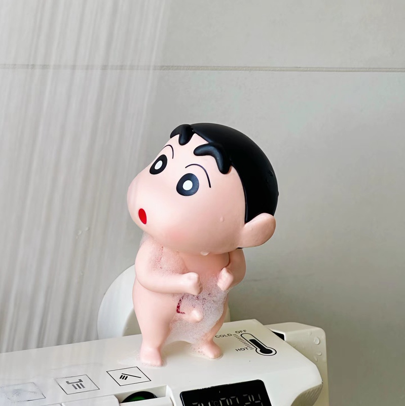 【お風呂クレヨンしんちゃん】しんちゃんはお風呂の飾りを作っています。|undefined