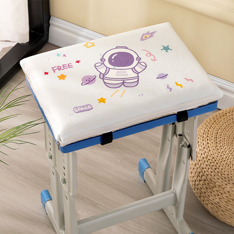 小学生の座布団教室専用の椅子マットは長く座っています。|undefined