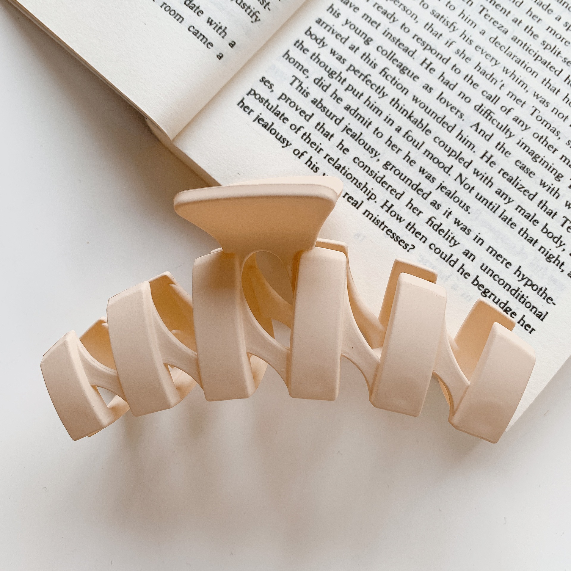 Leche marrón captura clip neto rojo 2022 Nueva horquilla trasera cabeza captura de pelo grande tiburón clip tocado horquilla para las mujeres