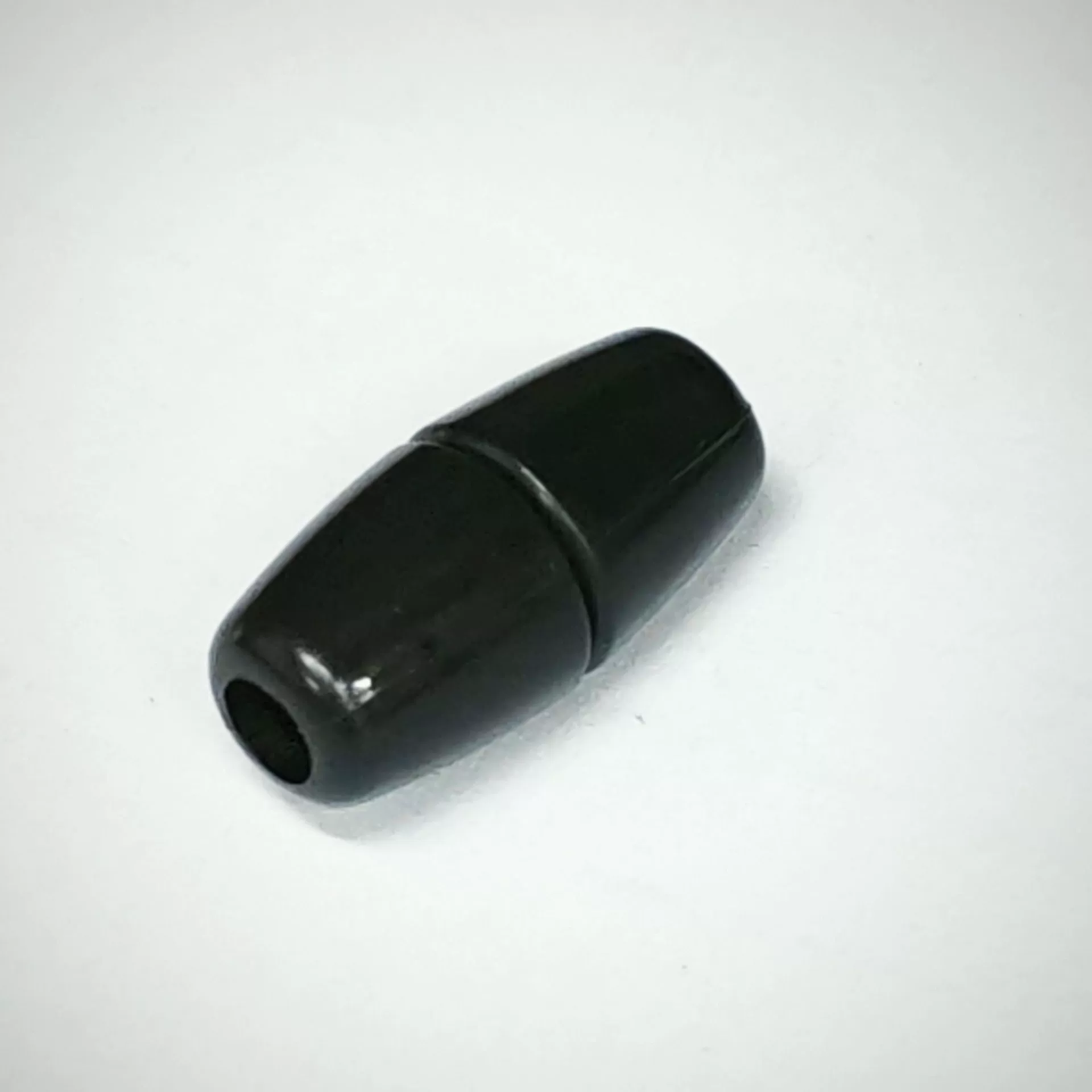 Производитель пластиковых пряжок для страховочных тросов различных спецификаций, пряжек для мобильных телефонов с легким вытягиванием, поставок круглых подвесных пряжек с одним отверстием.