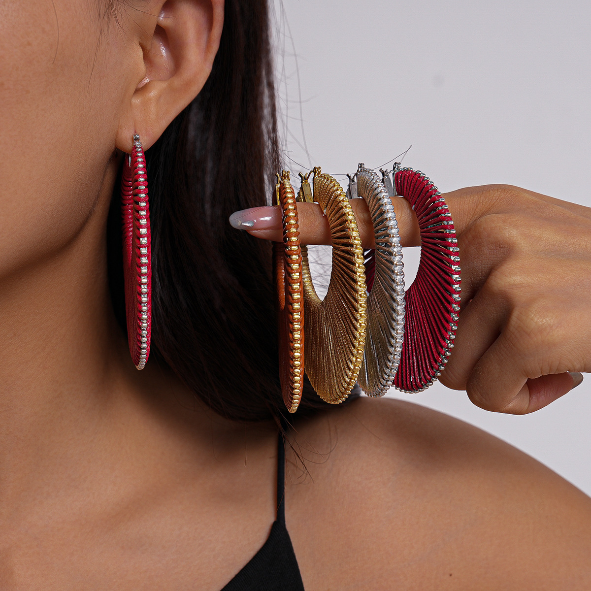 Europa y los Estados Unidos transfronterizos otoño y invierno trenzado hueco geometría broches redondos bohemios personalidad nicho de alta sensación pendientes para mujeres