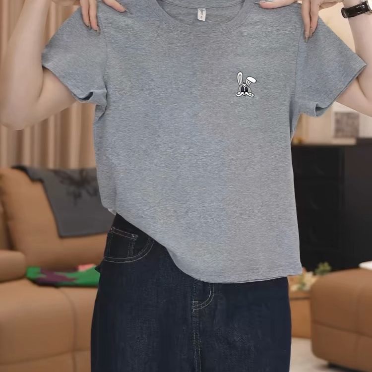 회색 옆 토끼